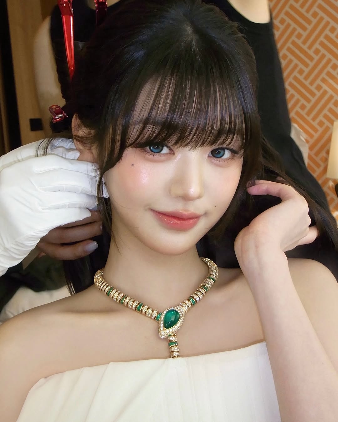 張員瑛同款黑茶色空氣感瀏海長髮，以輕盈層次修飾臉型、提升質感，打造甜美優雅又不厚重的高級氛圍感造型。