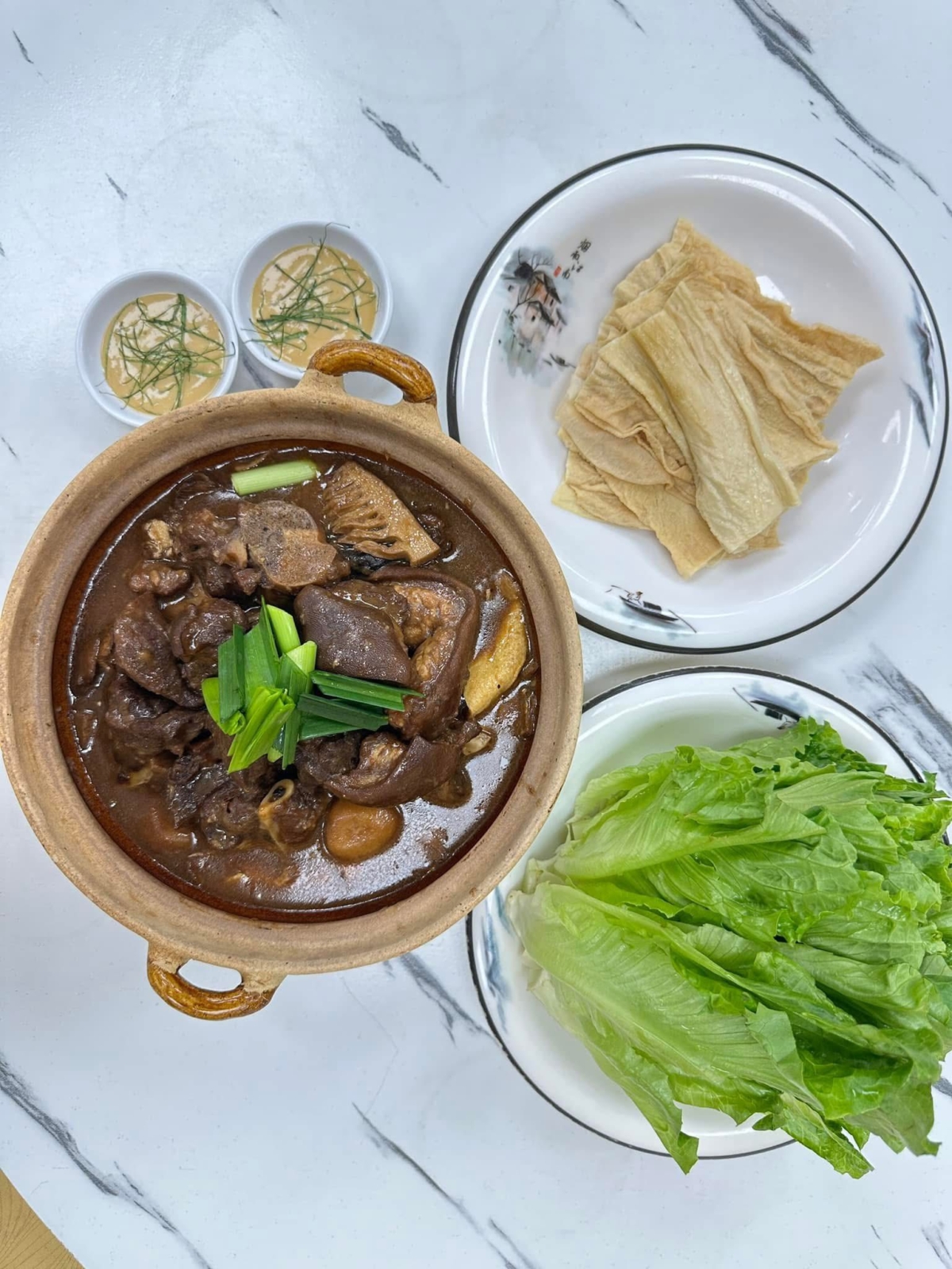 羊腩大件且肉質細嫩，湯頭濃郁而不鹹苦。在強烈東北季候風吹襲的夜晚，坐在這裡圍爐，那份喧鬧與熱氣正是港式冬日的靈魂。