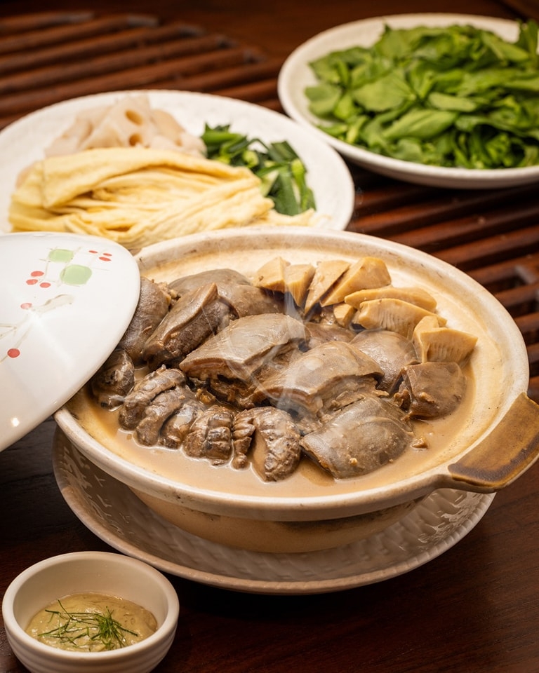 老這裡的配料極具心思，馬蹄選用頂級貨色，清脆無渣。羊腩與腐乳醬的結合，在藥材香氣的烘托下，多了一份層次感，讓這道重口味菜式變得耐吃且不膩。