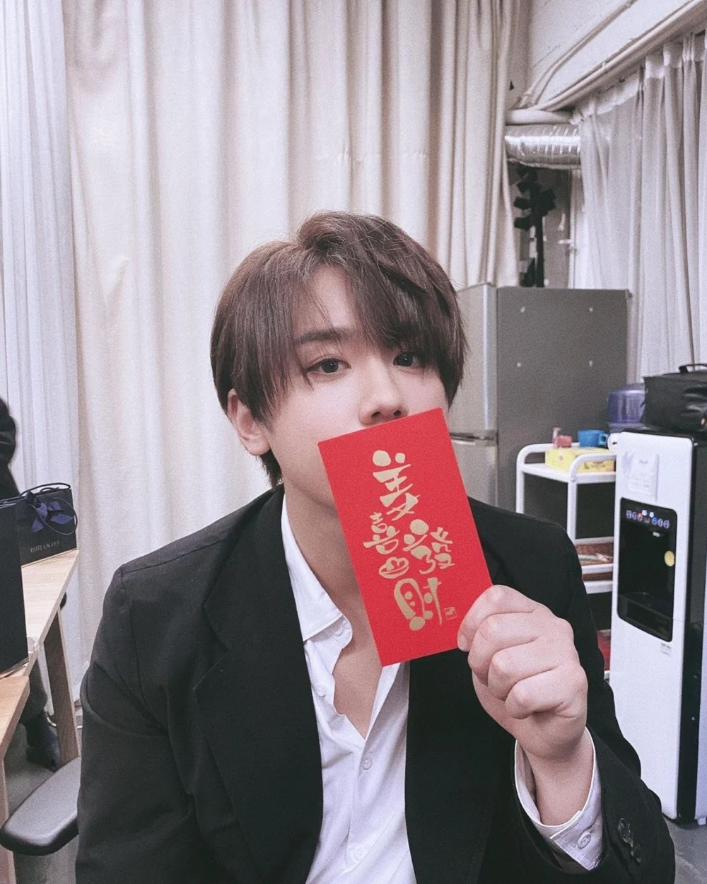 在公事包放入港幣100元利是，寓意「豐收有餘」，象徵新一年工作順利、成果豐碩。