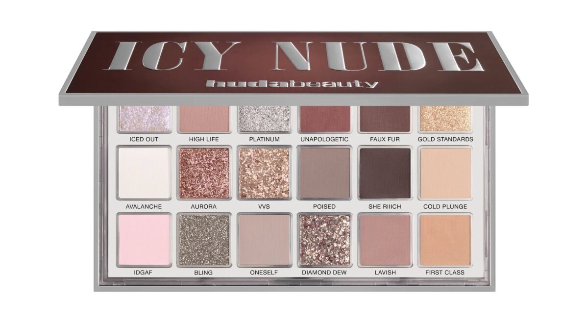 這款眼影盤打破傳統大地色的單調，以冷調的銀灰色、鉑金色系搭配優雅的裸粉與深酒紅，打造出既顯幹練又具現代感的「冷感美學」。