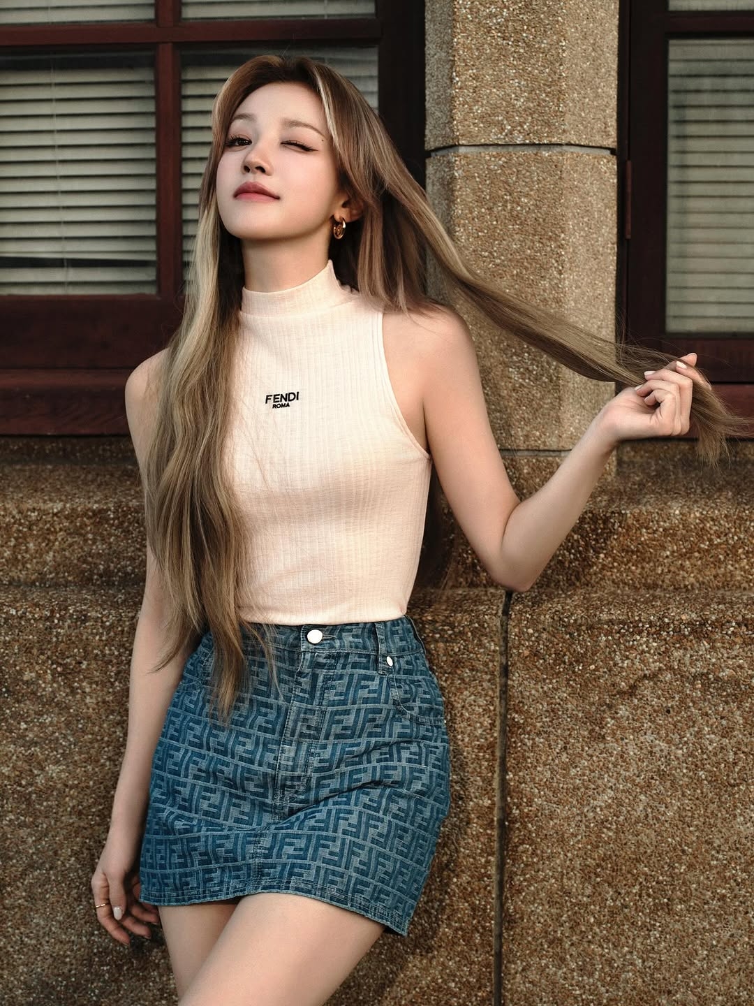 米金色手刷染自然柔和，提亮膚色並營造混血感般的精緻奢華秋冬髮色。