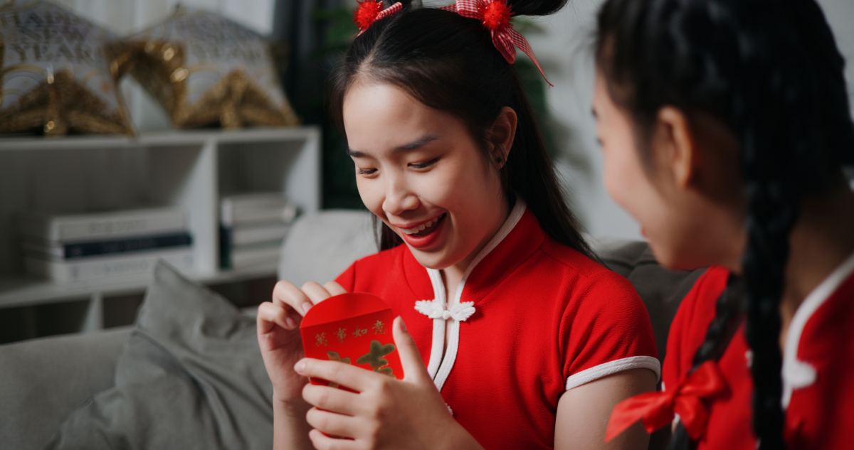 傳統建議在正月十六或之後拆利是，象徵把新年祝福累積一次打開，福氣滿滿。