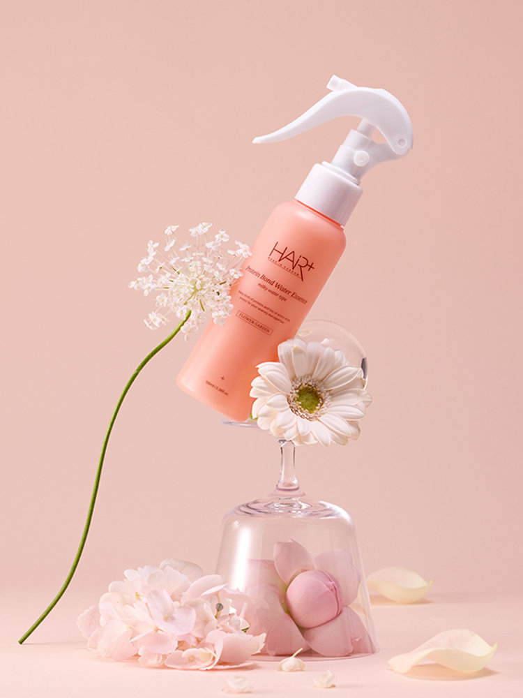 水蛋白護髮噴霧含小麥蛋白，快速撫平乾燥毛躁髮絲，質地清爽不黏，並散發淡雅花香。