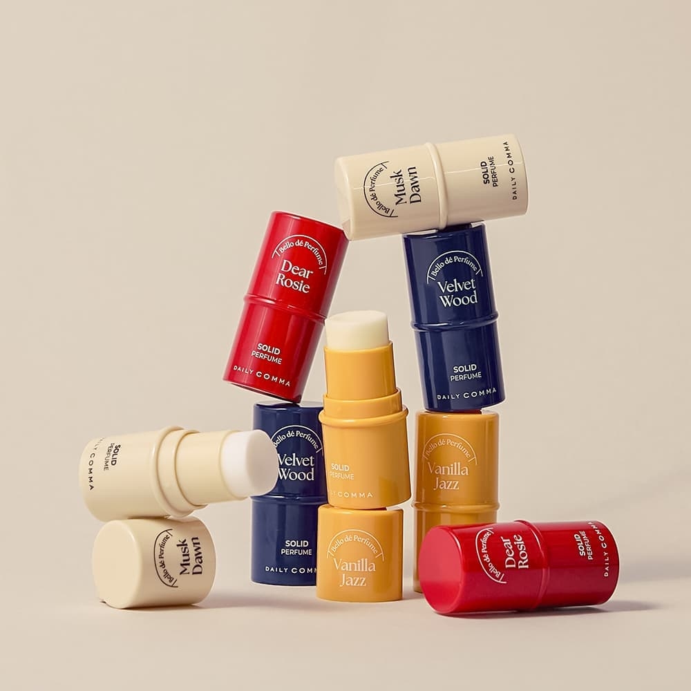 DAILY COMMA 固體香膏小巧便攜，質地滑順不黏，隨體溫釋放持久自然香氣。