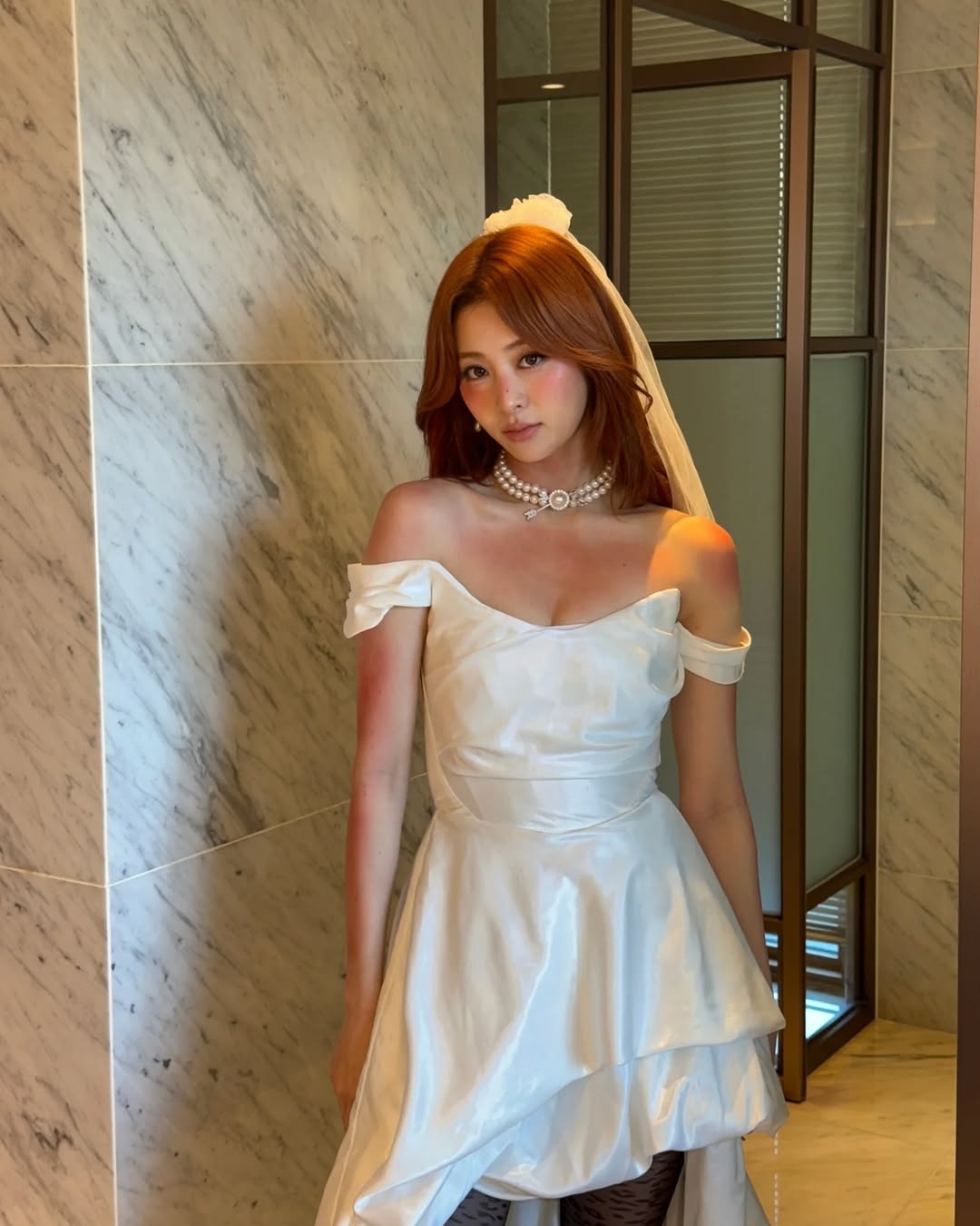 蜜糖橘棕髮色溫暖提亮膚色，增加髮量感，打造甜美又自然的秋冬氣息。