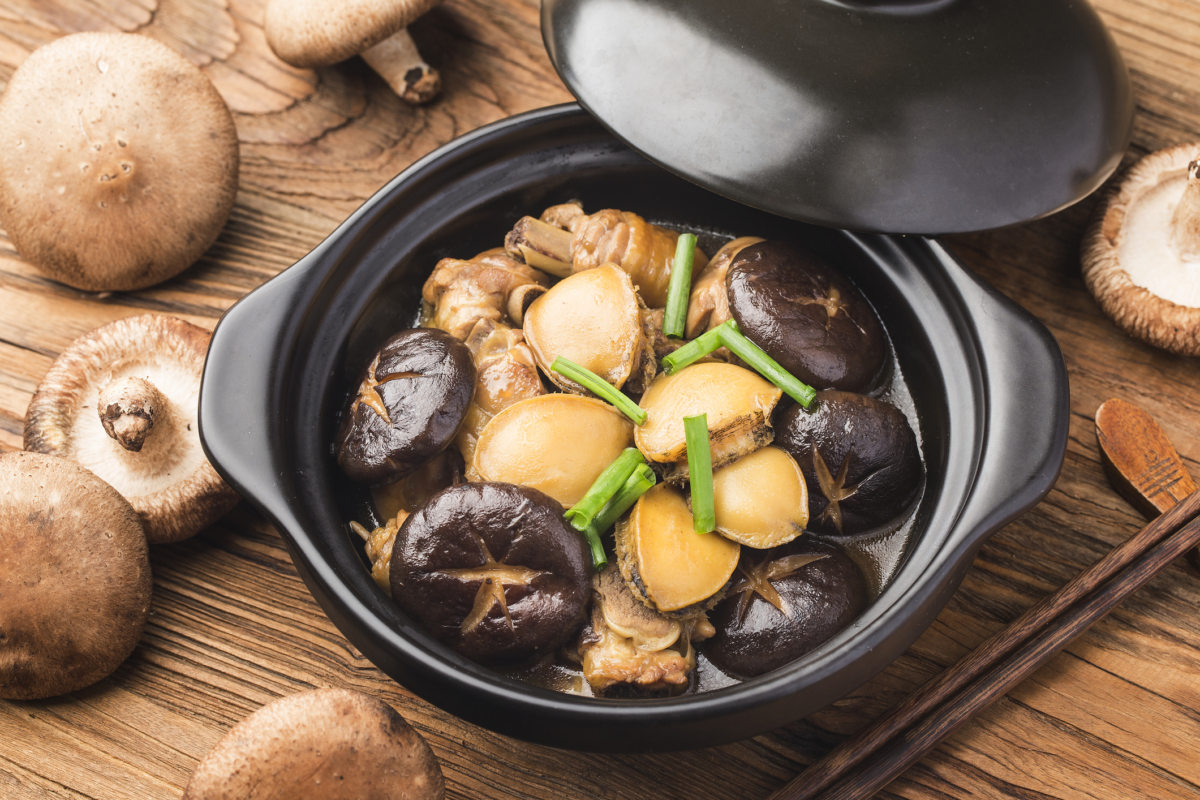 雞諧音「吉」，鮑魚代表富貴，兩者結合就是雙倍的好運！