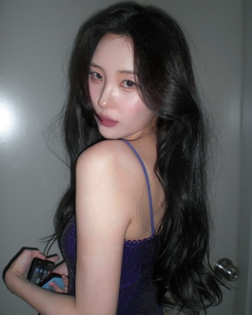 宣美同款黑茶色波浪長髮以高級光澤顯白又修飾臉型，輕鬆打造復古優雅、隨手一撥都迷人的女神氛圍。