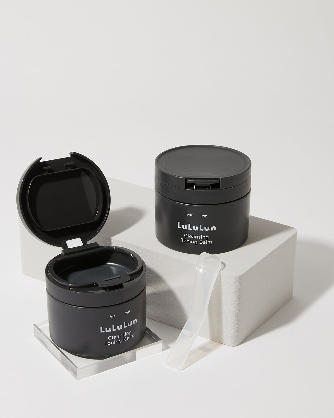 LuLuLun卸妝膏以平價提供溫和又高效的卸妝與清潔力，特別是黑色款能深層清潔毛孔、帶走黑頭粉刺，卸後依然水潤不緊繃。