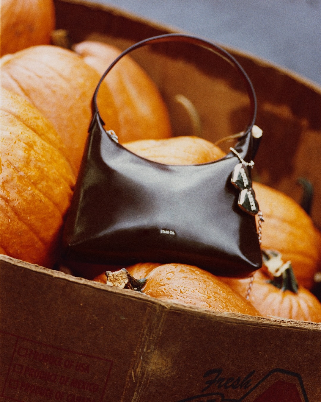 Stand Oil 的魅力在於其「建築感十足的簡約幾何」。品牌堅持使用環保的純素皮革，卻能做出如油畫般光澤細膩的質感。