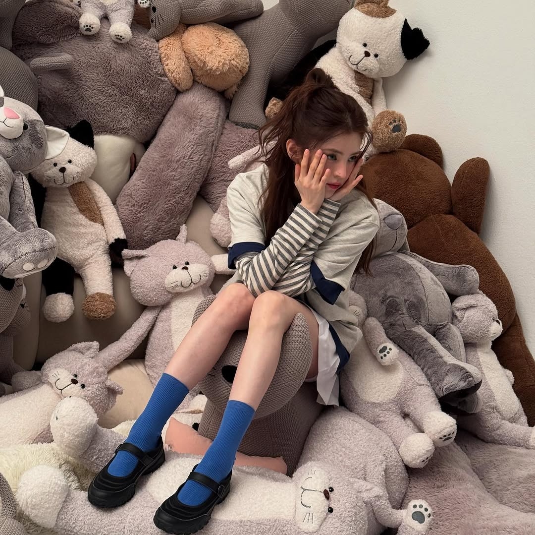 楓葉紅棕低調帶紅光澤，自然提亮膚色，打造秋冬溫潤高質感髮色。