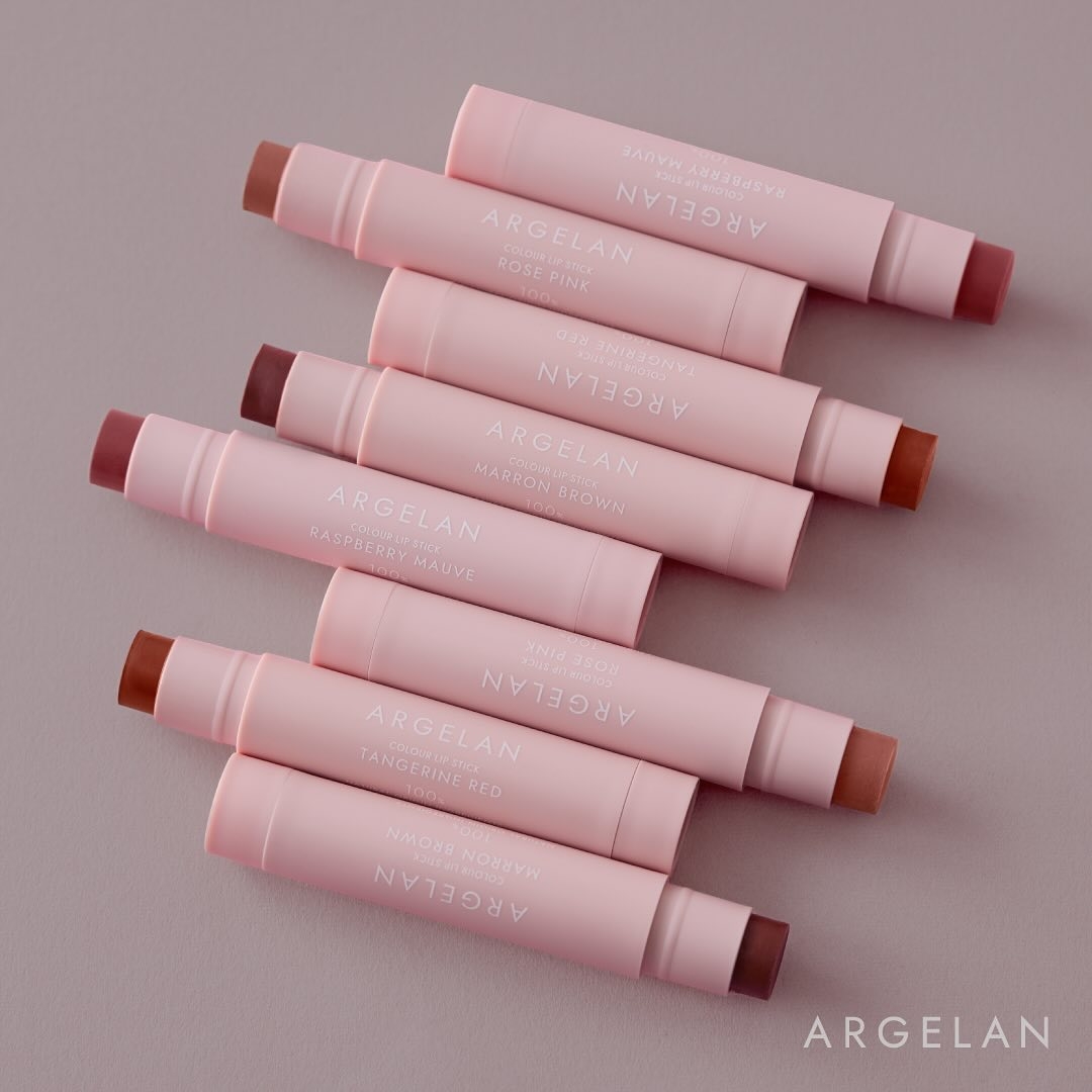 ARGELAN 有色潤唇膏採天然成分與植物油，水潤帶光澤，日常或素顏皆可自然提亮氣色。