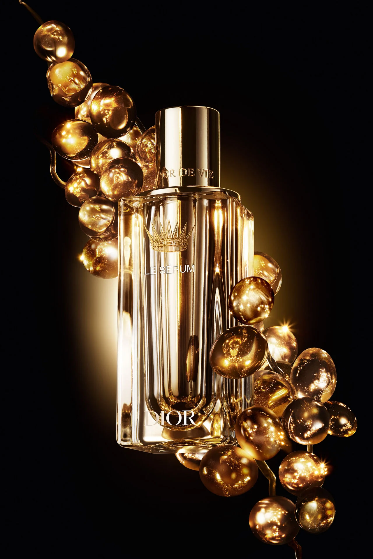 DIOR 生命之源臻金醇萃精華以稀有葡萄藤萃取與貴腐菌活性分子深層修護肌膚，改善細紋、暗沉與鬆弛，讓肌膚緊緻飽滿、彈潤透亮，是頂奢抗老的高效精華。