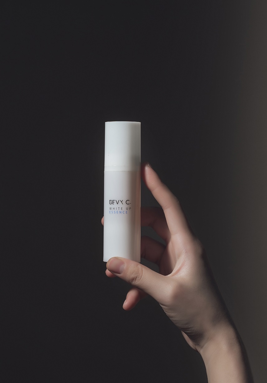 BEVY C. 極淬美白精華結合高效維他命C與植物萃取，改善暗沉與蠟黃，日夜可用，溫和保濕兼抗氧化，打造水潤透亮肌。