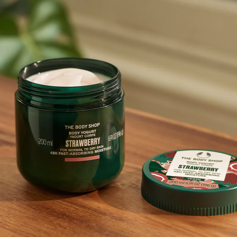 THE BODY SHOP 草莓嫩白保水美肌優格，質地清爽優格狀，快速吸收不黏膩，含草莓萃取、有機杏奶、乳木果油與玻尿酸，同時保濕與提亮膚色，讓肌膚嫩白透亮、富彈性，散發自然甜美果香。