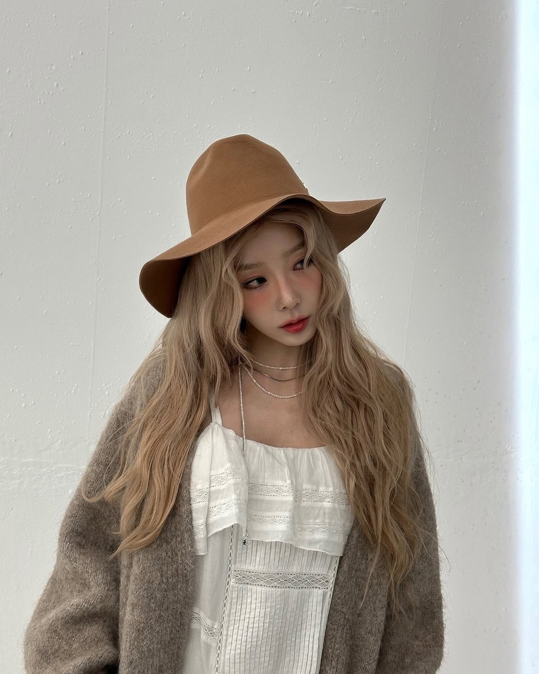 亞麻淺金帶奶茶柔焦光澤，自然提亮膚色，是秋冬追求精緻高級感的理想髮色。