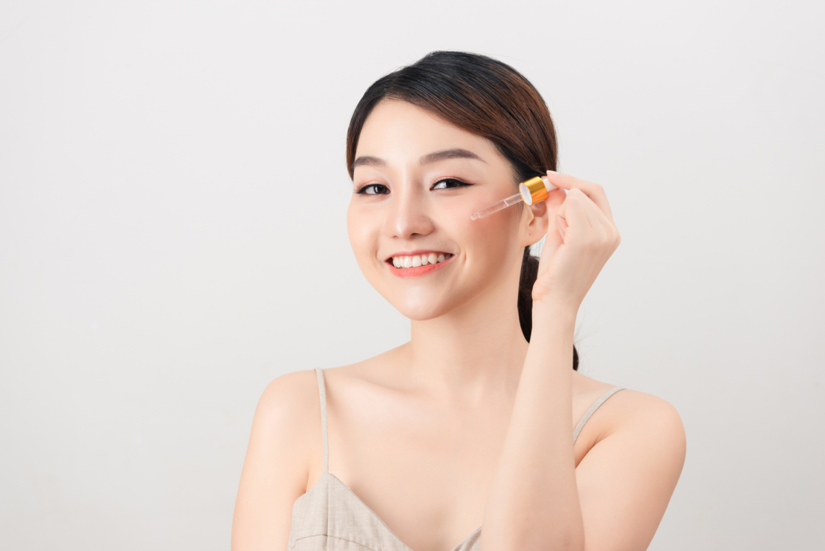 挑選抗老精華不應盲目追求高價，而是要根據「成分」與「肌齡」精準對標。