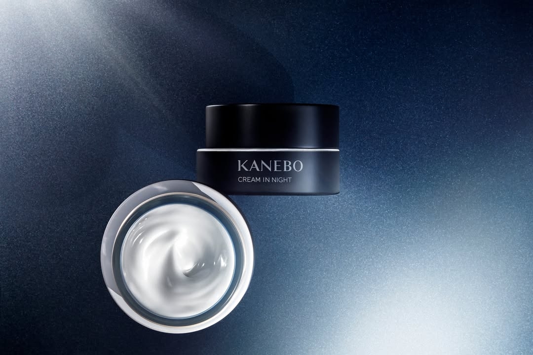 這款晚霜主打獨家的「夜間修護膜」技術，擦上後就像為肌膚敷上一層隱形面膜，能整晚鎖水並修復受損。