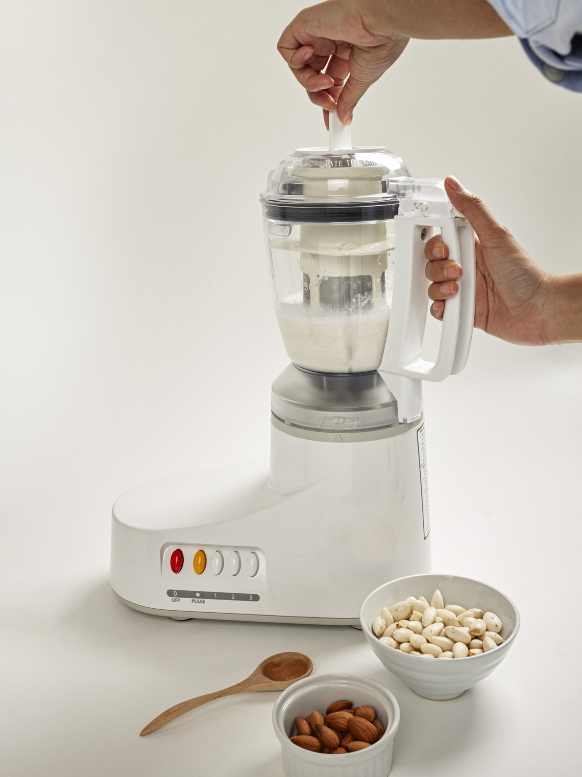 食物調理機轉速極高，操作前必須確認安全蓋是否已扣緊。