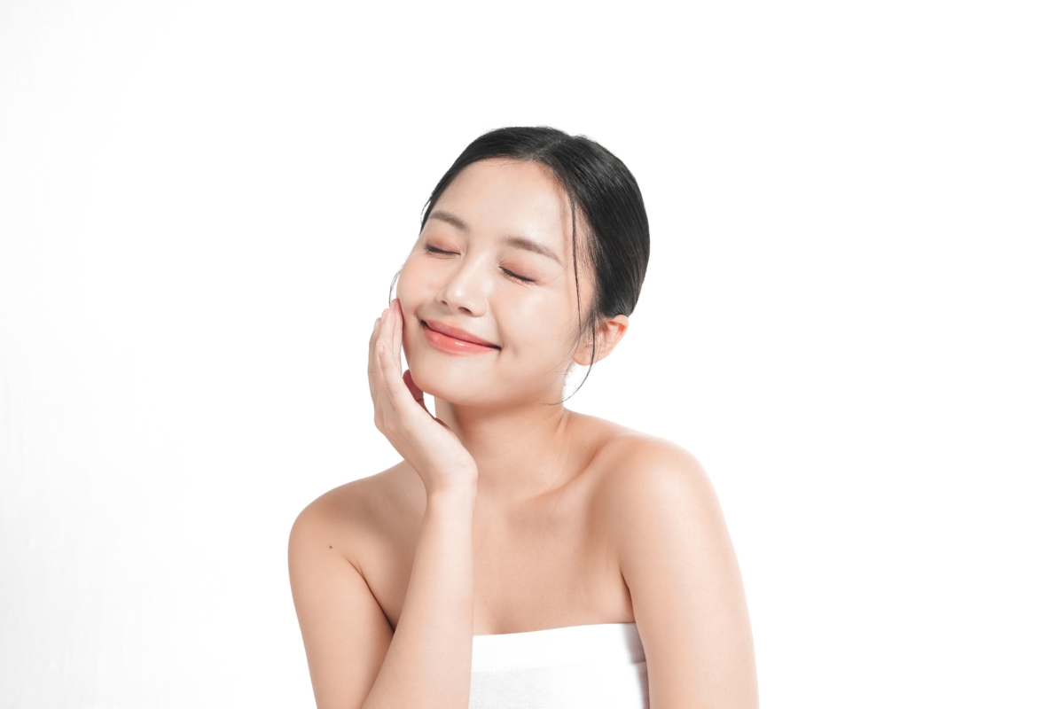 依克多因只要在清潔後打底、搭配乳霜鎖水、白天加防曬並先做敏感測試，就能輕鬆融入日常保養、穩定膚況並強化肌膚屏障。