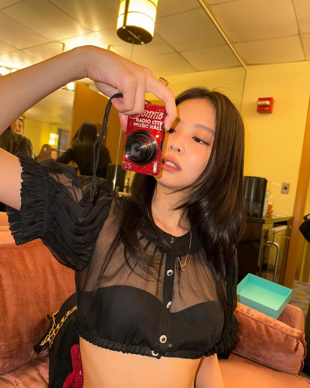 Jennie同款黑茶色中分長直髮，以原生光澤提升髮質與五官立體感，打造低調優雅、好整理的高級日常造型。