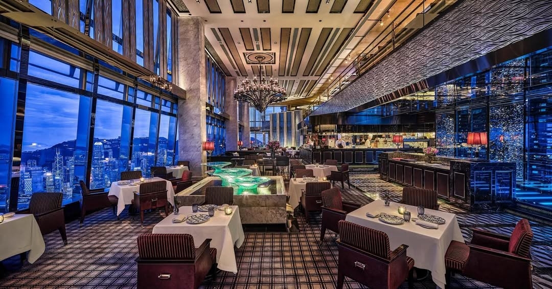 位於香港麗思卡爾頓酒店 102 樓，Tosca di Angelo 以壯麗高空海景與極致奢華感著稱，更曾連續十年蟬聯米其林一星的榮耀。