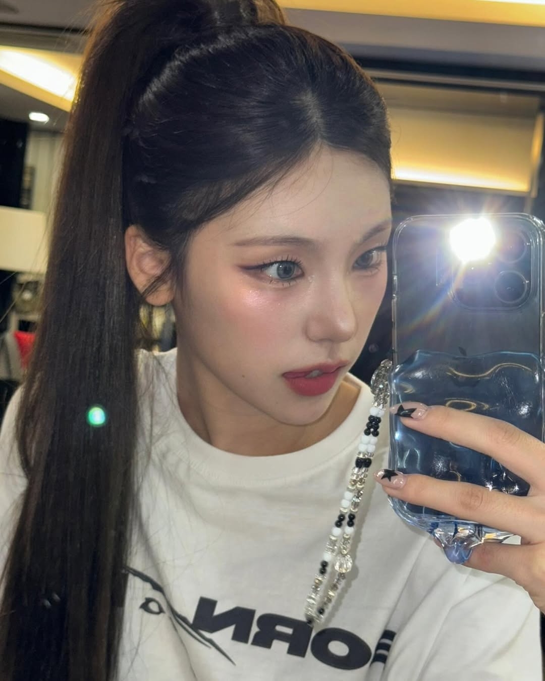 ITZY Yeji 的黑茶色高馬尾以自然光澤修飾乾枯髮尾，打造元氣俐落又顯髮質好的運動系女神造型。