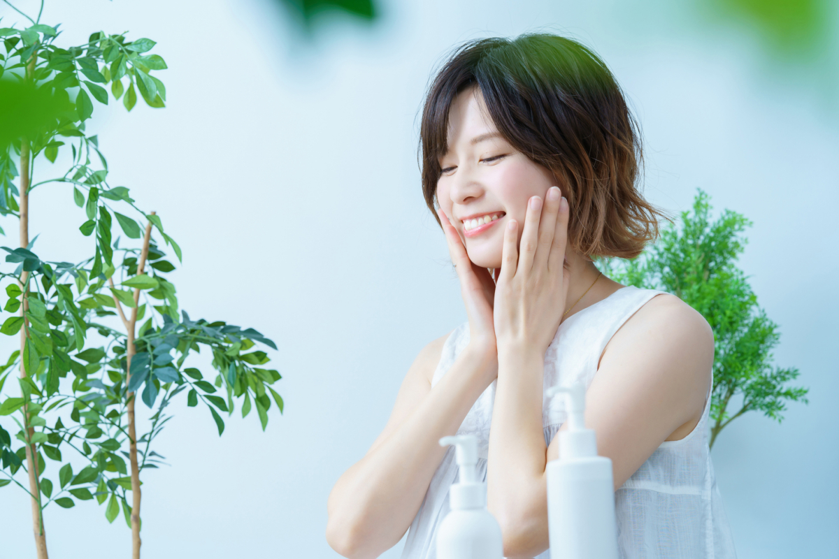 建立穩固抗老基礎的關鍵在於「防曬、清潔、保濕」三步，先保護膠原蛋白、維持肌膚乾淨與水潤，才能讓高效精華發揮最佳效果。