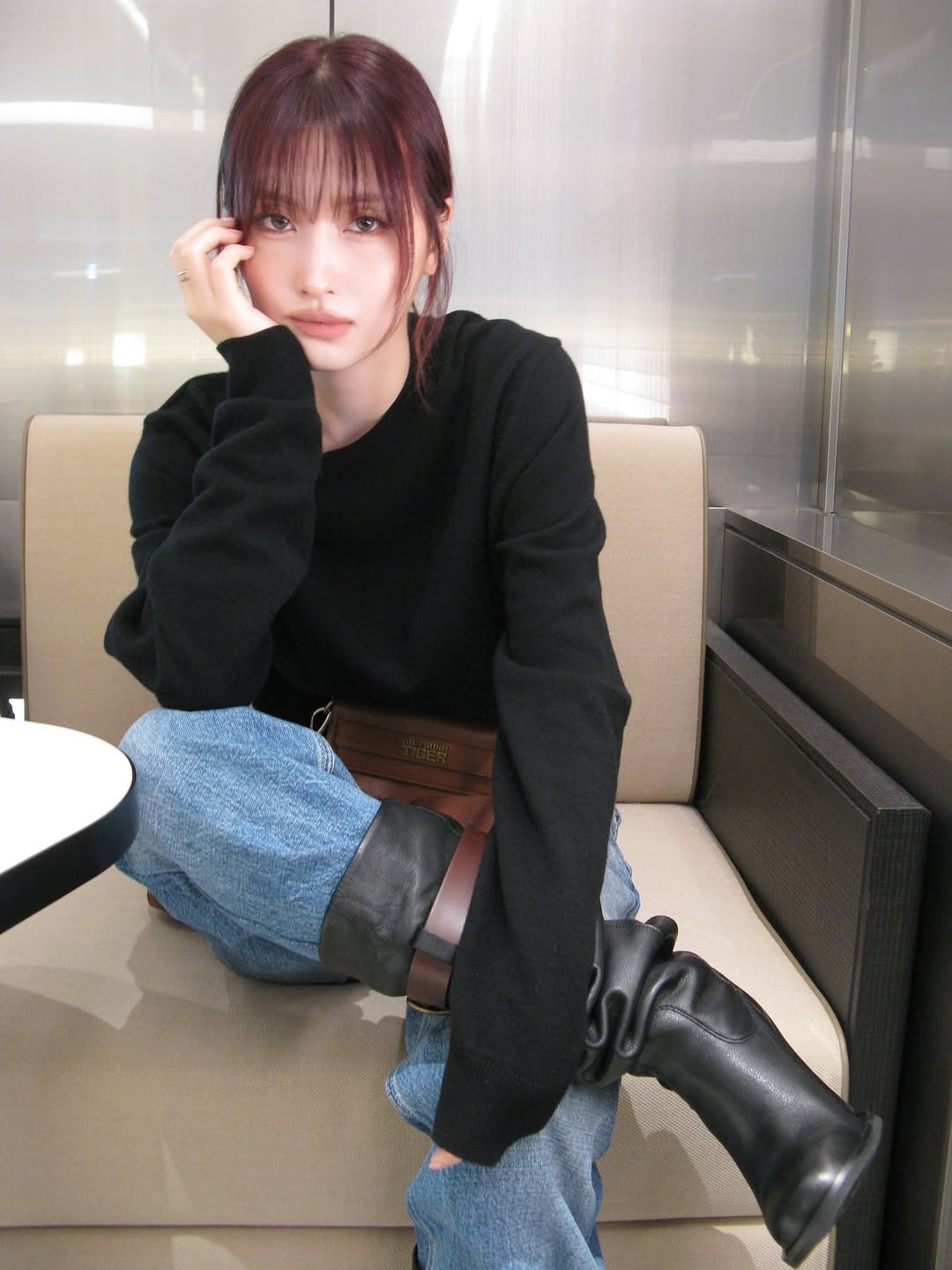 樹莓紅髮色甜美帶個性，提亮膚色並展現自然層次感，是秋冬顯白又有辨識度的首選。