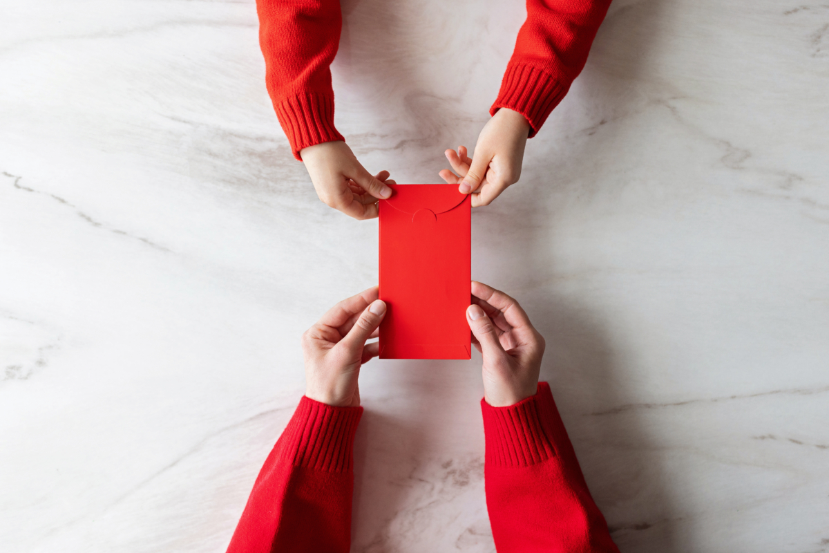 利是（紅包）封要用新的，不要舊的或使用過的，以寓意「新年新氣象」以及延續「財氣與好運」。