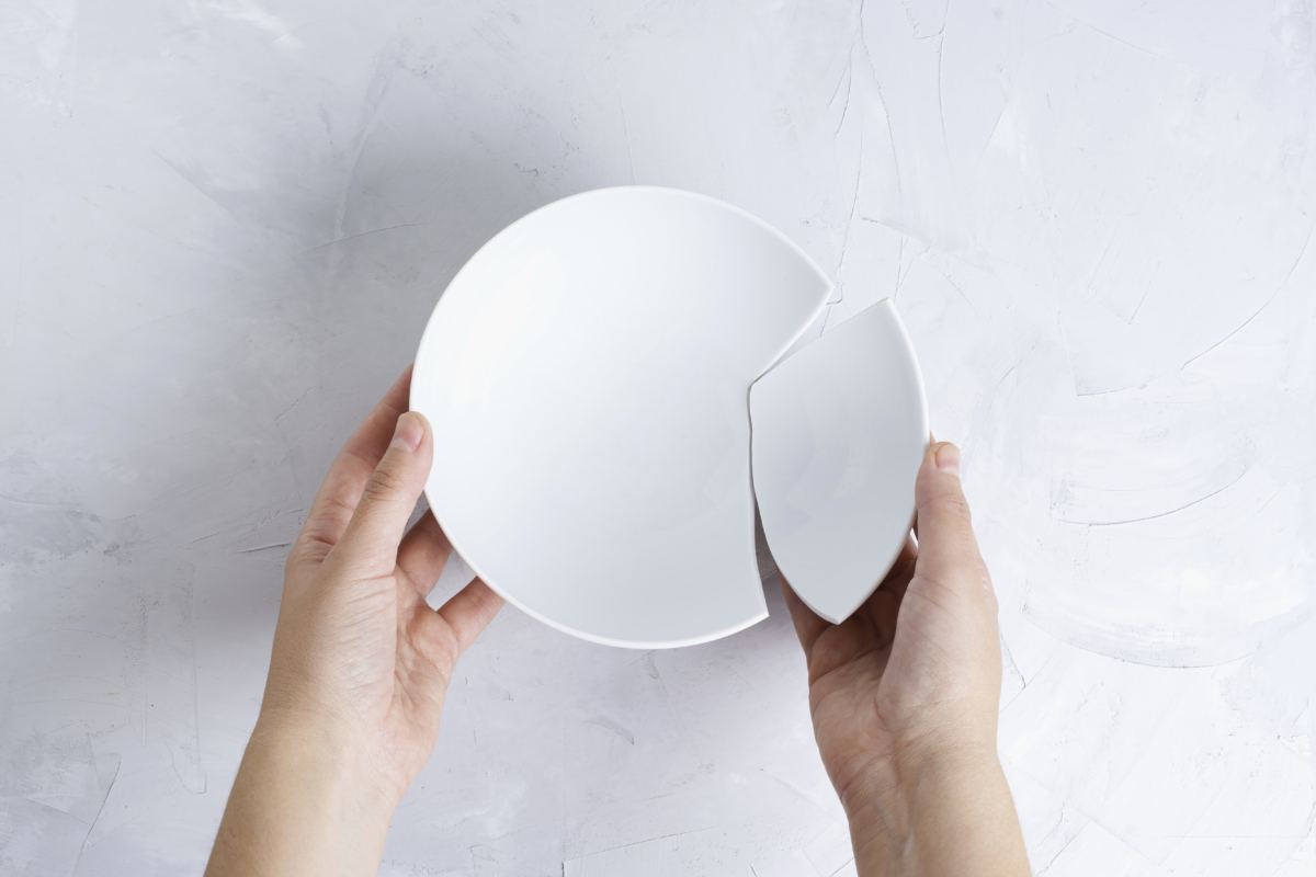 萬一不小心打破碗盤，別慌！趕快唸一句「歲歲（碎碎）平安」，再用紅紙包起碎片，等初五再丟。