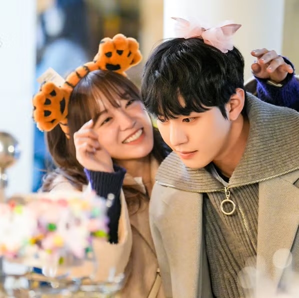 女生希望你記得她說過的夢想或想去的地方。當你主動提起說我們週末去那裡吧，那種被放在心上的感覺，就是最直接的愛。