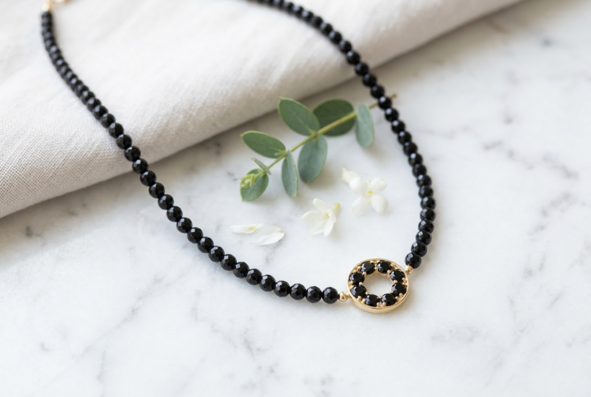 黑尖晶石五行多被歸為水、部分說法也算金，但這屬民間解讀，日常佩戴更重要的是自己喜歡、戴得舒服。