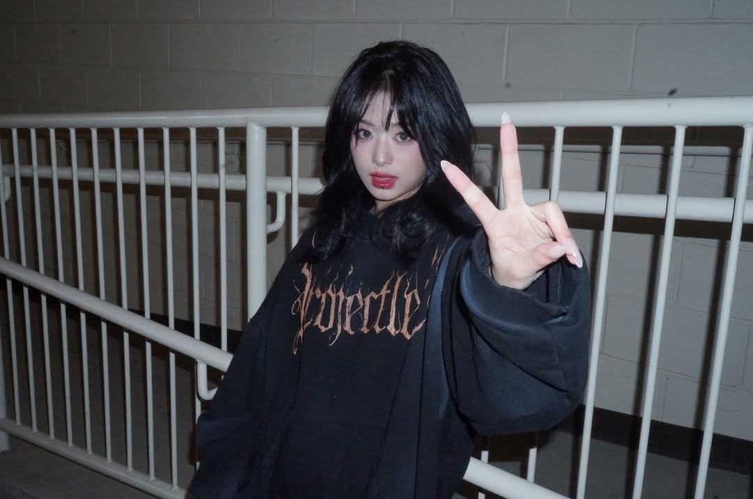 叛逆暗黑街頭：閃光燈下的時尚大片。