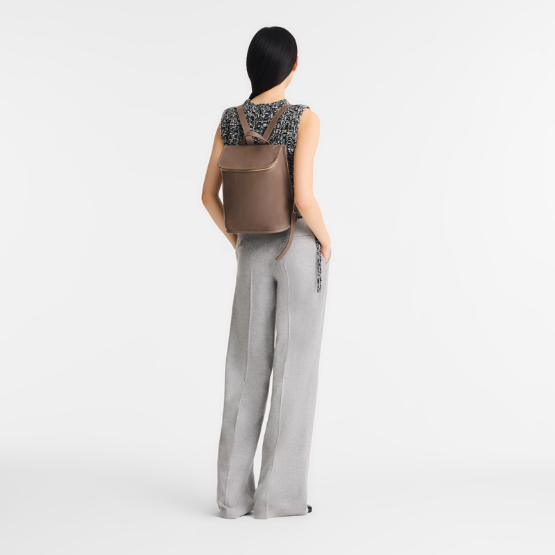 Le Foulonné 背囊主打皮革質感和成熟俐落風格，外型耐看有都市感，很適合上班通勤和低調質感穿搭。