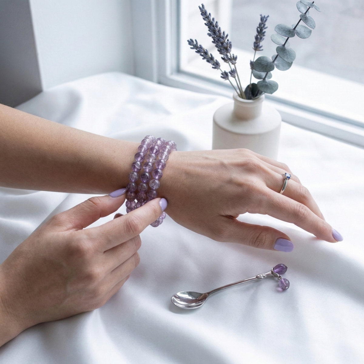 Gemini said
關於紫鋰輝用法，想發揮最大能量，最簡單的記法就是「左手吸納、右手發放」。