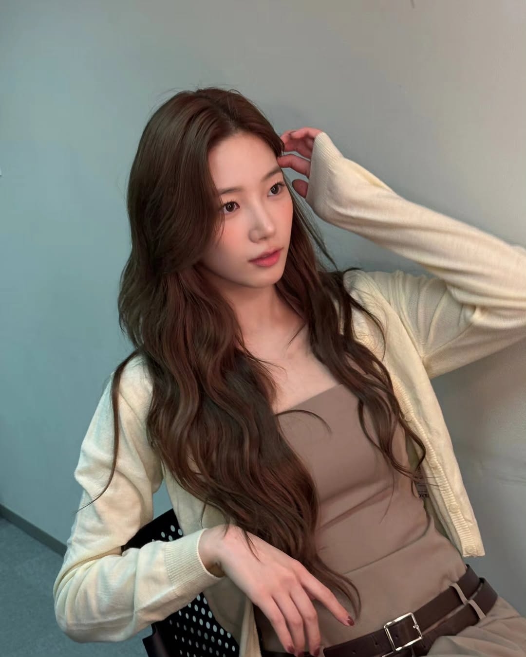 大地色穿搭以米色、咖啡色、卡其色等自然柔和色調為主，整體風格簡約又耐看，給人溫暖又高級的氛圍感。