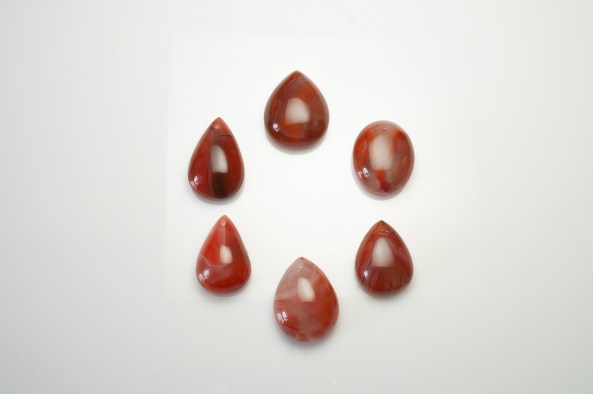 紅瑪瑙挑選可從顏色、紋理、裂紋、光澤與工藝判斷，重點是自然耐看，不必過分依賴商家標示的等級名稱。