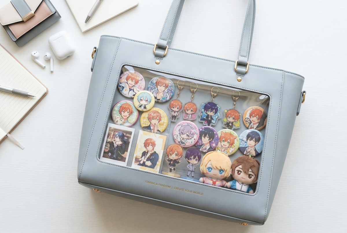 痛袋文化已從動漫圈延伸到日常生活,成為結合收藏展示、應援喜好與個人穿搭的表達方式。