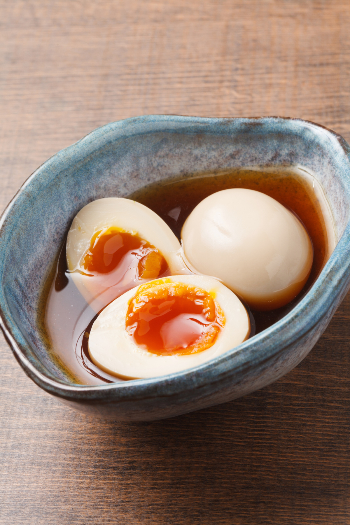 糖心蛋可依喜好做原味或泡醬，前者清爽百搭，後者鹹香更濃、適合配飯麵，浸泡前記得先把醬汁煮滾放涼再冷藏入味。