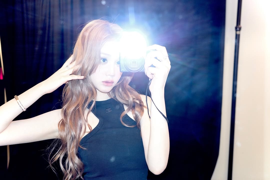 削肩式掛脖黑背心能最大程度展現肩膀線條。