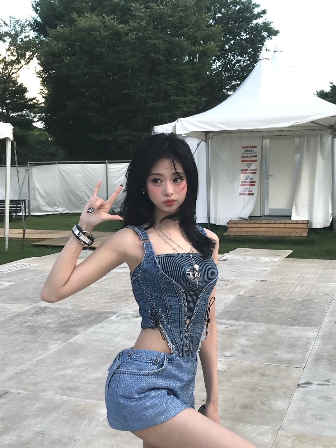 BABYMONSTER 成員 Ahyeon Ahyeon 出生於 2007 年，這位 17 歲的成員以獨特的五官輪廓，在組合中展現出鮮明的個人特質。