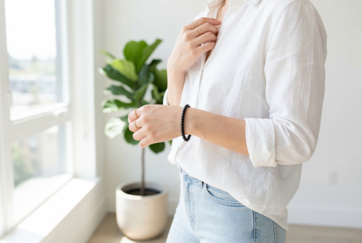 黑尖晶石是天然尖晶石寶石，呈深黑至亮黑色，帶有細緻玻璃光澤與低調閃感，整體俐落又有質感。