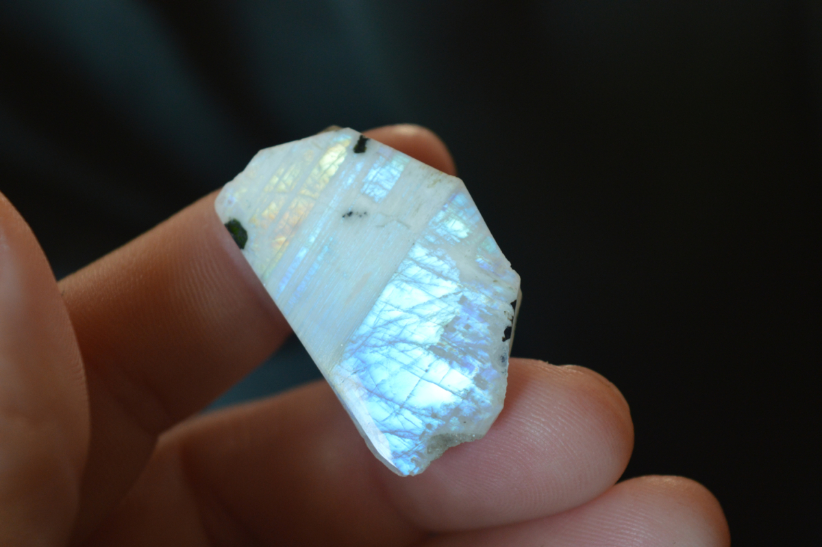 洗澡、游泳、洗碗或進行居家清潔前應先摘下，避免接觸肥皂、洗劑或化學藥劑導致表面受損。