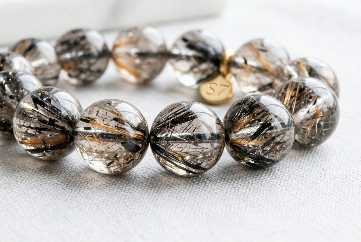 黑金超七是一種以石英為基底、外觀帶有黑金層次感的深色系超七水晶，整體風格比一般超七更沉穩成熟，常被視為兼具質感與力量感的類型。