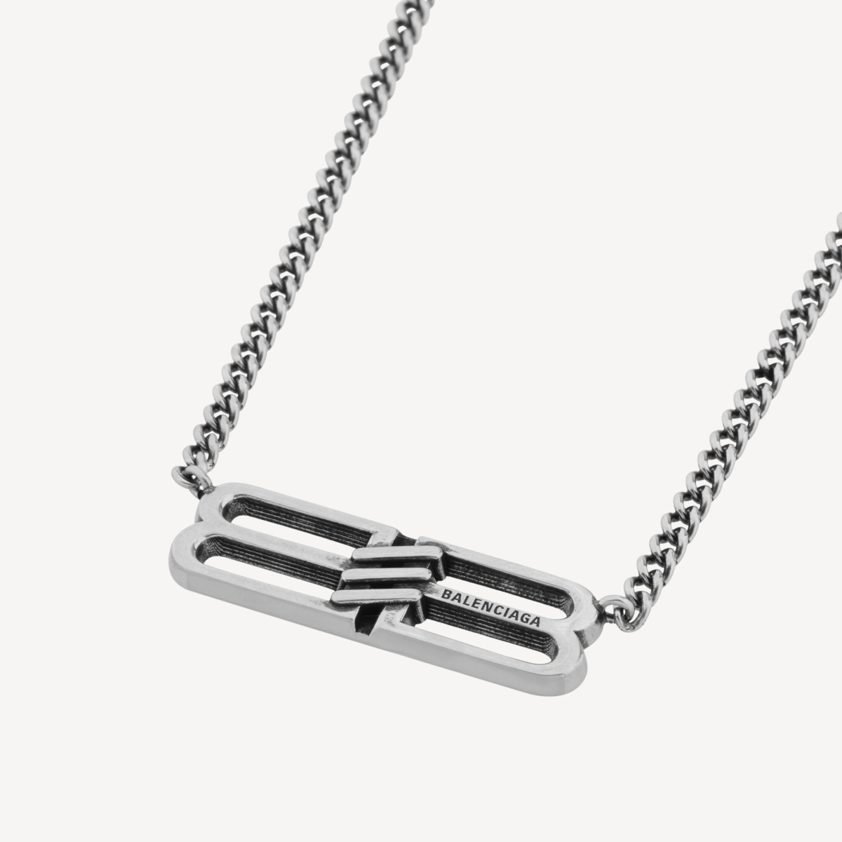 這款來自Balenciaga的BB Icon項鍊，整體以金屬鍊條搭配標誌性的「BB」Logo設計，帶點復古銀色調，看起來既酷又有態度，隨便搭配都很好看！