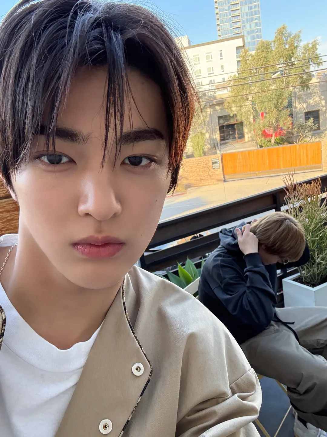 Keonho曾是一名競技游泳選手的他，是在等公車時意外被星探發掘，從此踏上偶像之路。