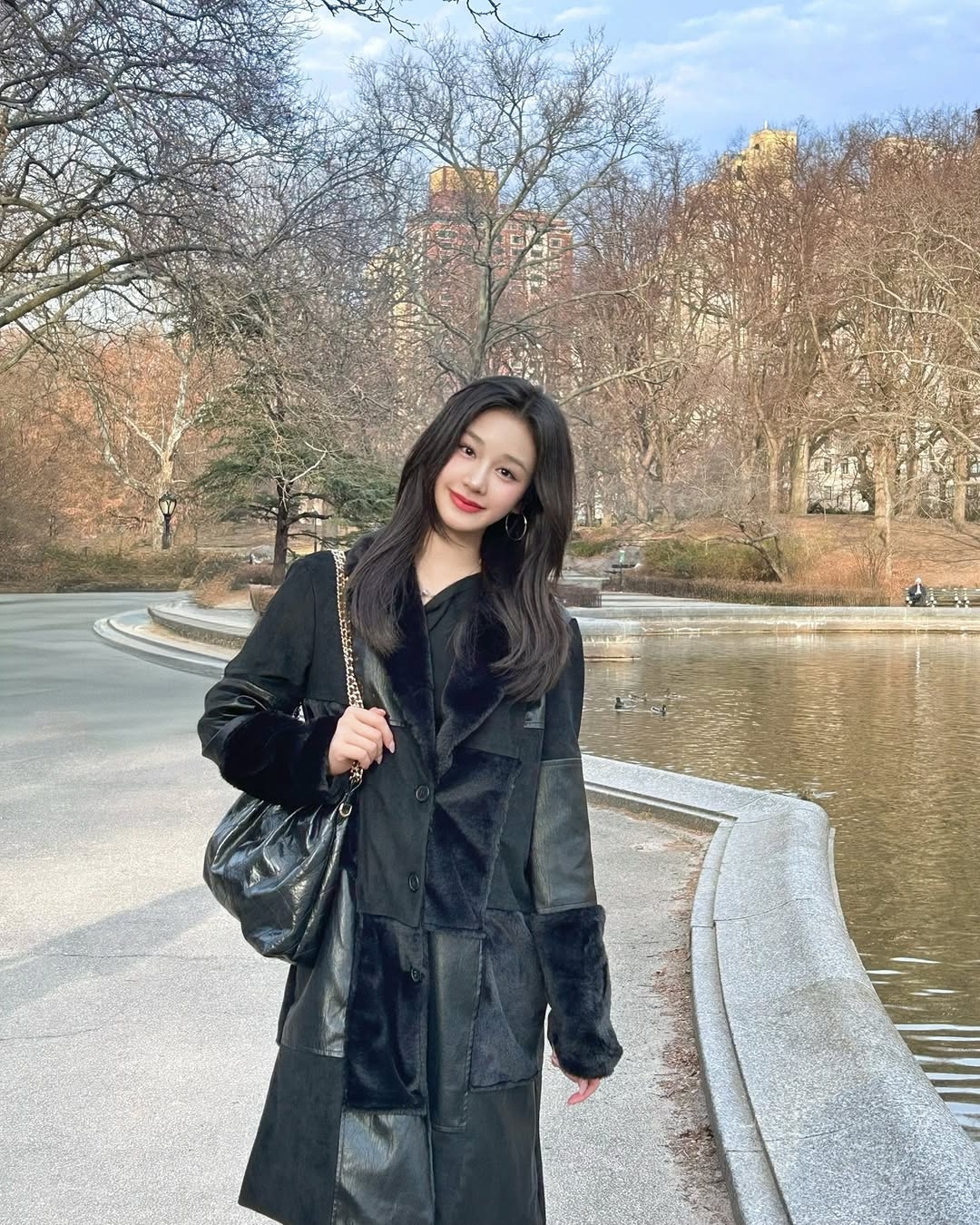 搭配簡約的銀色大耳環與黑色金屬鍊條包，整體色調統一！