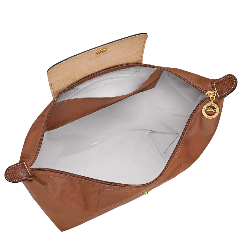 買 Longchamp 背囊前，最好先從材質風格、尺寸容量、收納細節和顏色實搭度四方面考慮，這樣會更容易選到真正適合自己的款式。