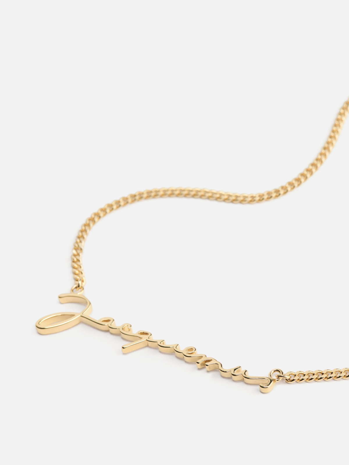 如果你喜歡那種「看起來很簡單，但其實很有時髦感」的飾品，那這款來自Jacquemus 的Logo項鍊一定會讓你愛上！